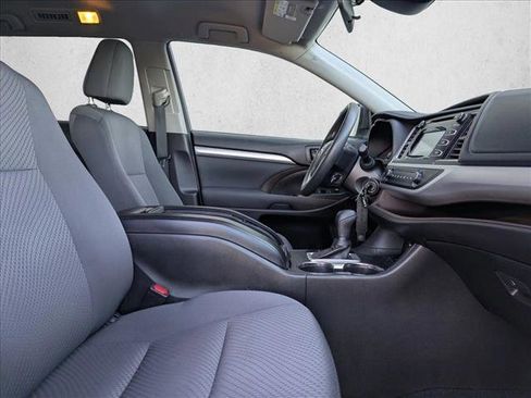 Used 2018 Toyota Highlander LE image 16
