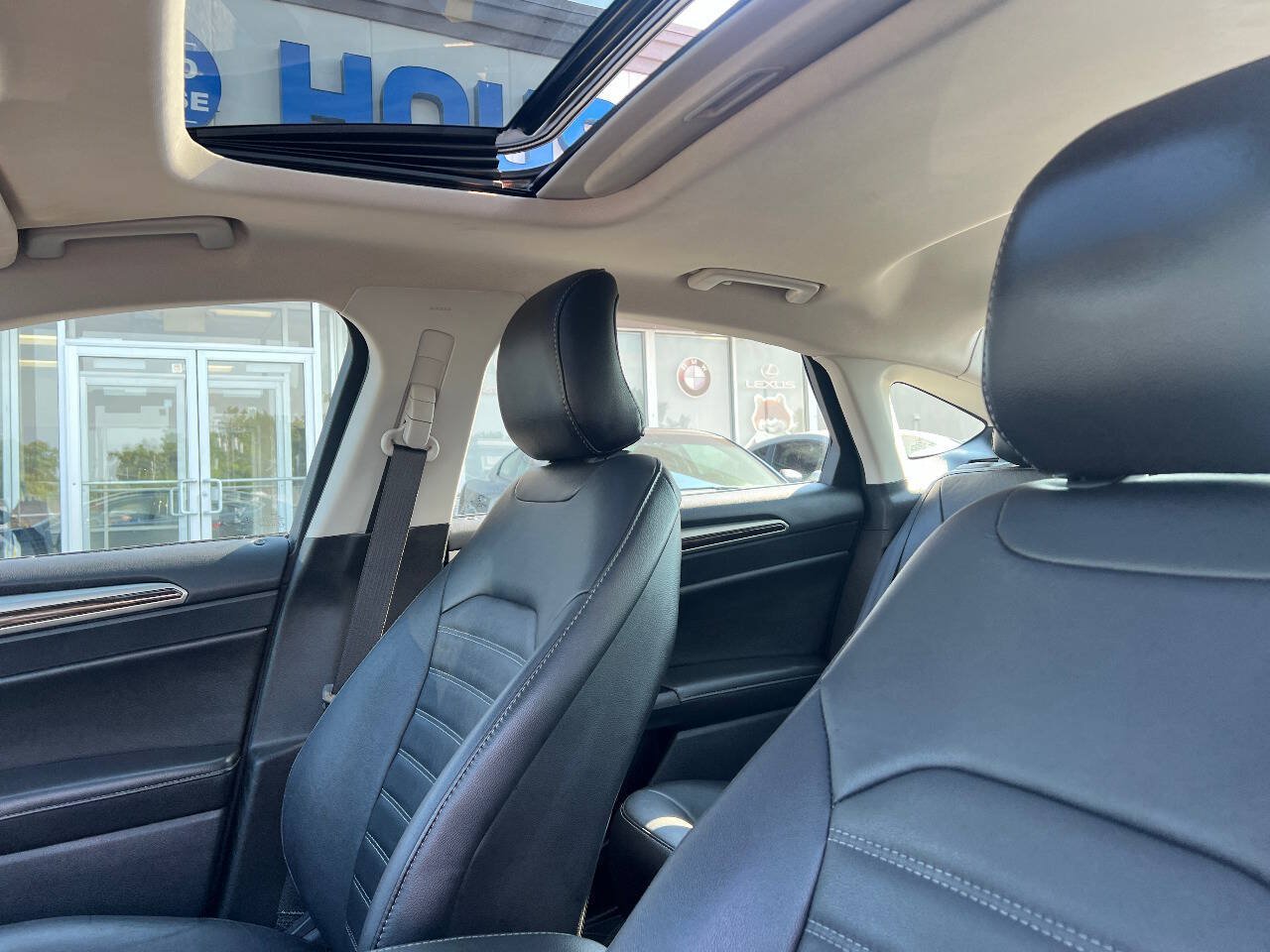 Used 2015 Ford Fusion SE w/ Equipment Group 202A FWD image 17