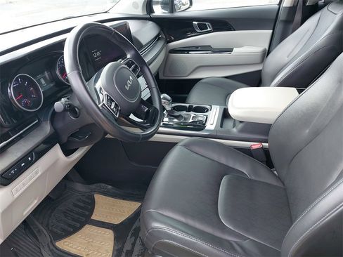 Used 2022 Kia Carnival EX image 13
