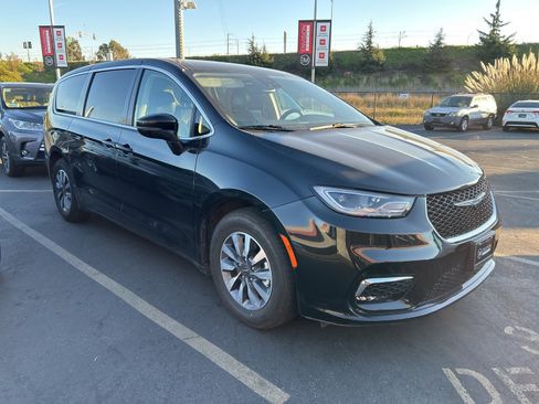 Used 2023 Chrysler Pacifica Touring-L image 1