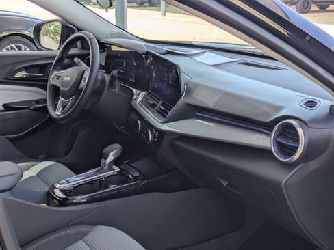 Used 2025 Chevrolet Trax LT w/ LT Convenience Package FWD image 21