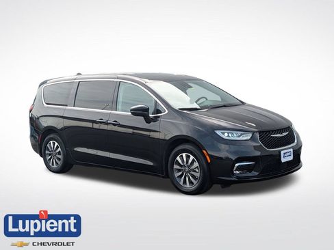 Used 2023 Chrysler Pacifica Touring-L FWD image 1