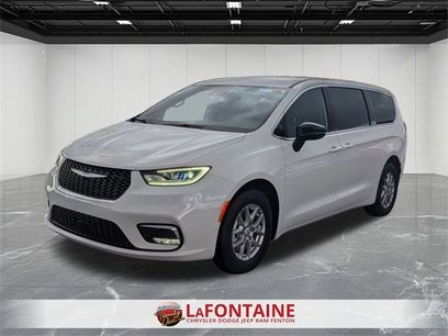 New 2026 Chrysler Pacifica Select