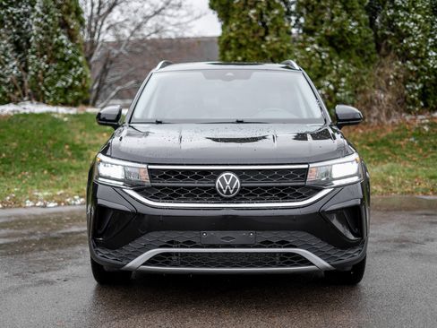 Used 2023 Volkswagen Taos SE image 2