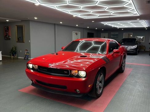 Used 2010 Dodge Challenger R/T image 2