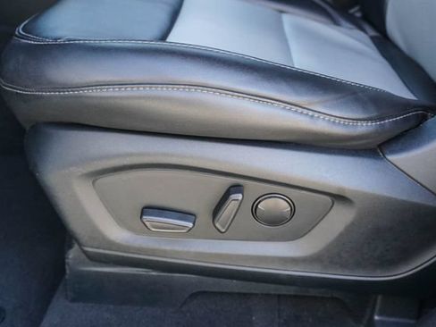 Used 2022 Ford Explorer XLT w/ Equipment Group 202A AWD/4WD image 17