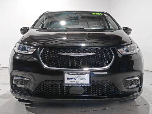 Used 2024 Chrysler Pacifica Touring-L FWD image 2