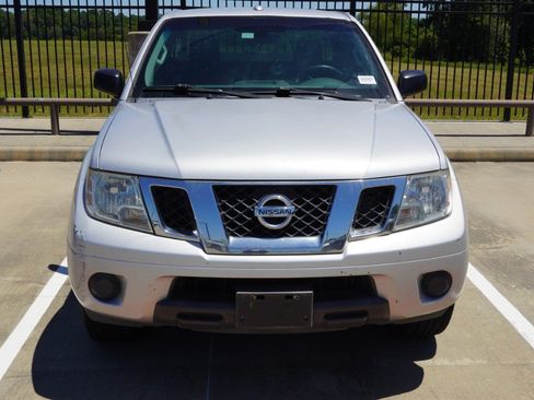 Used 2015 Nissan Frontier SV RWD image 2