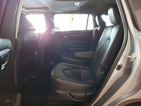 Certified 2023 Toyota Highlander XLE image 11