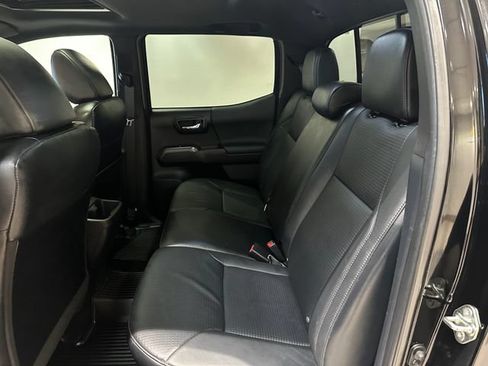 Used 2019 Toyota Tacoma TRD Off-Road AWD/4WD image 18