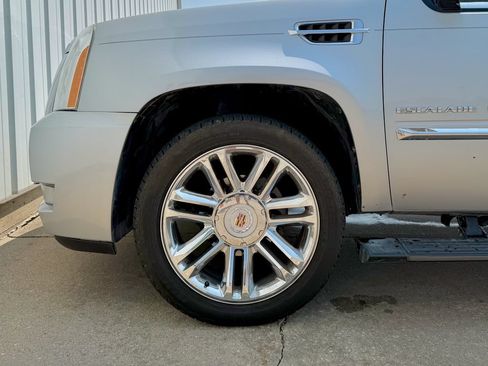 Used 2013 Cadillac Escalade ESV Platinum AWD/4WD image 33