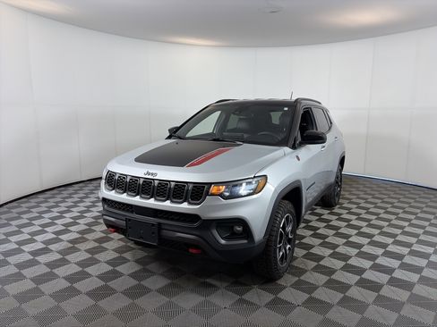 Used 2024 Jeep Compass Trailhawk image 2