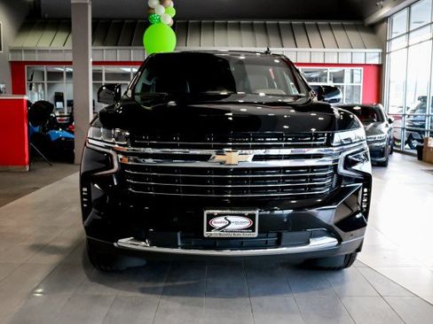 Used 2024 Chevrolet Suburban LT w/ Luxury Package image 2