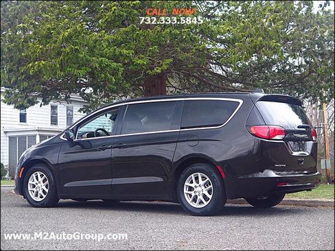 Used 2017 Chrysler Pacifica Touring image 3