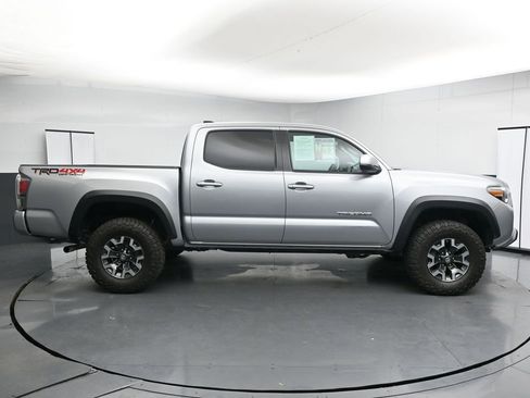 Used 2022 Toyota Tacoma TRD Off-Road w/ Technology Package AWD/4WD image 9