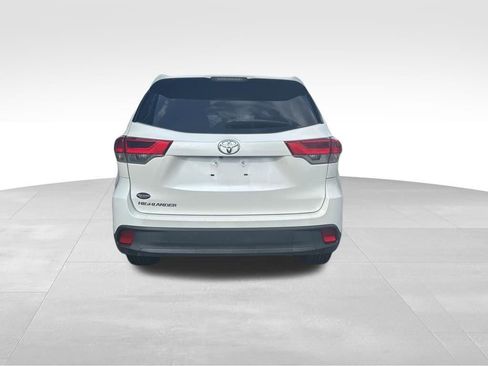 Used 2019 Toyota Highlander LE FWD image 6