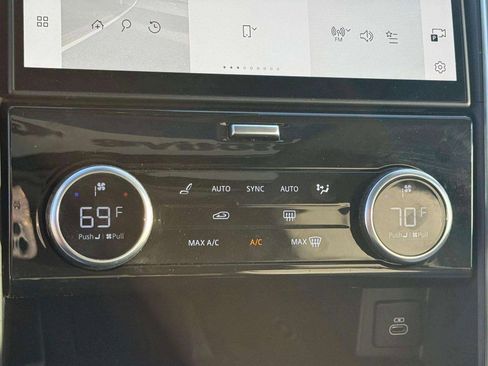 Used 2025 Land Rover Discovery S image 47