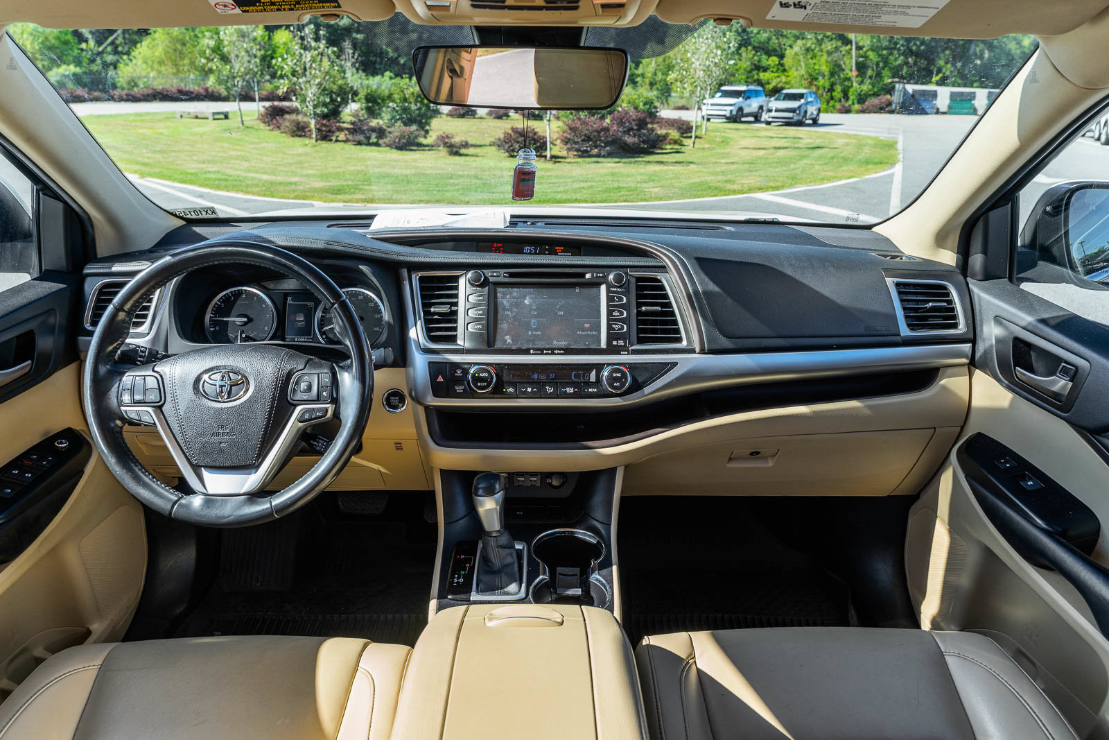 Used 2019 Toyota Highlander XLE FWD image 27