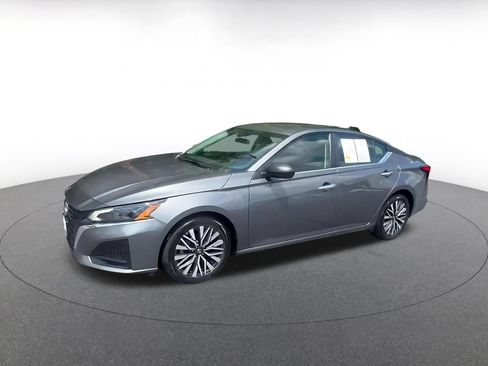 Used 2025 Nissan Altima 2.5 SV FWD image 8