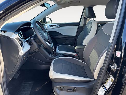 Used 2025 Volkswagen Taos SE image 16