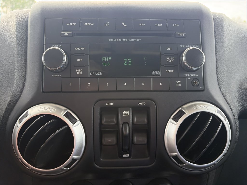 Used 2017 Jeep Wrangler Unlimited Sahara w/ Connectivity Group AWD/4WD image 21