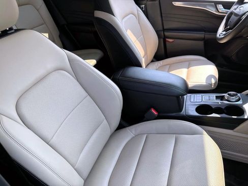 Used 2022 Ford Escape Titanium image 8