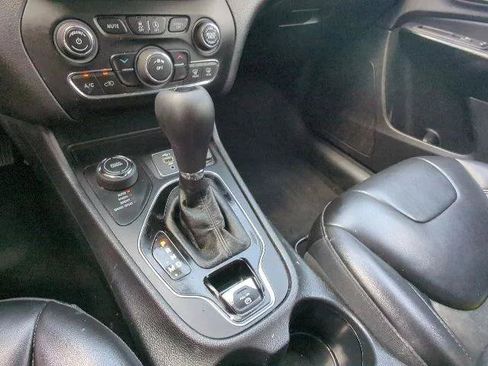 Certified 2021 Jeep Cherokee Latitude Plus AWD/4WD image 17