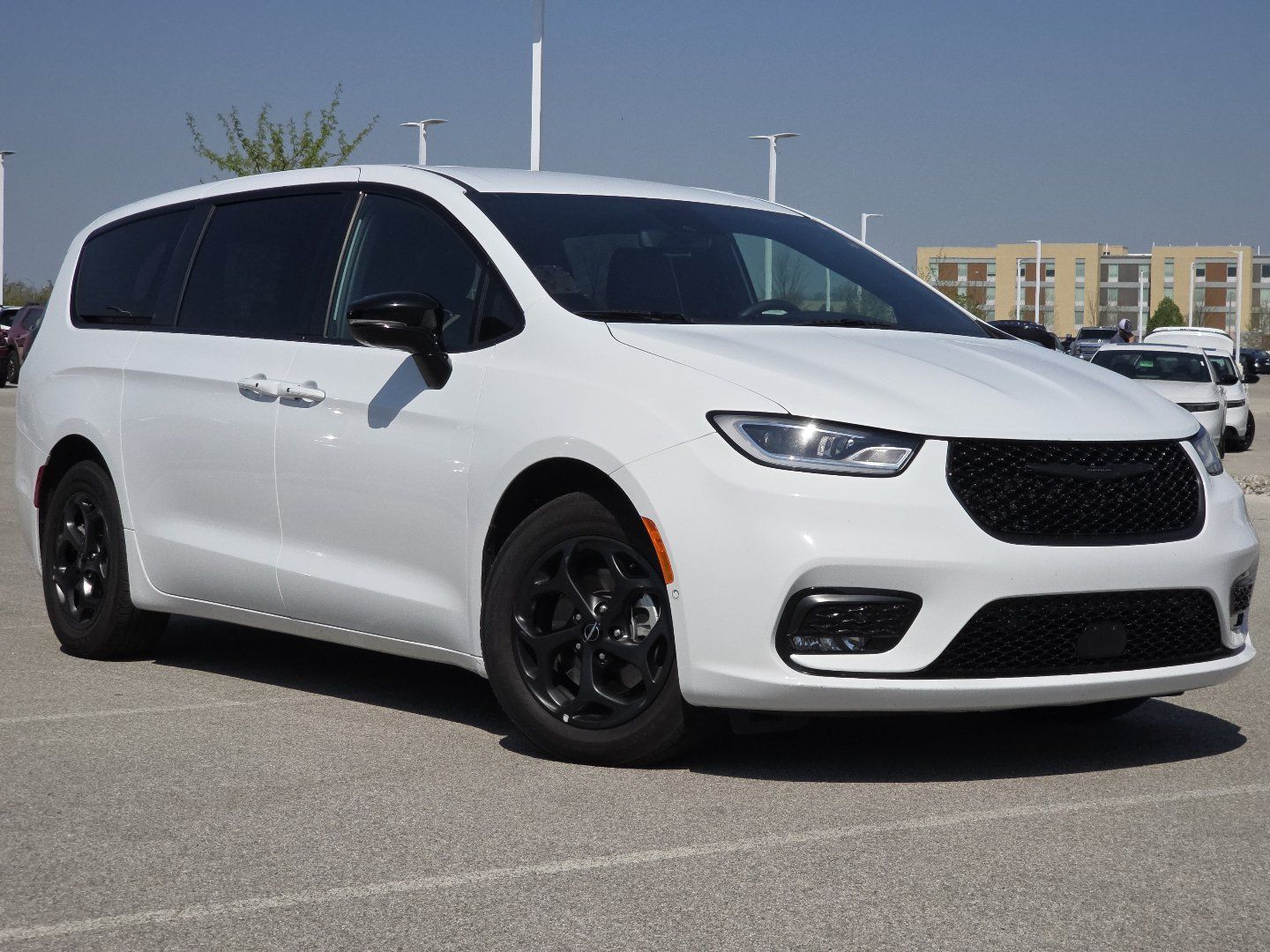 Used 2024 Chrysler Pacifica Limited FWD image 2