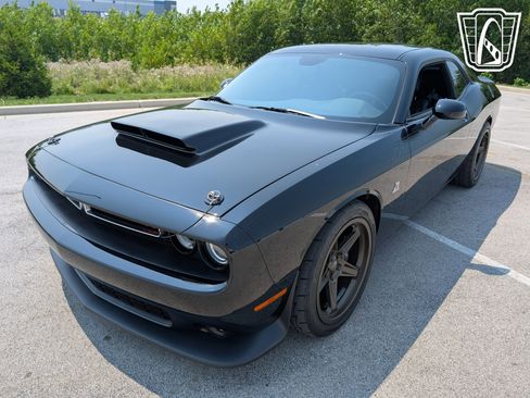 Used 2016 Dodge Challenger R/T Scat Pack w/ Leather Interior Group image 2