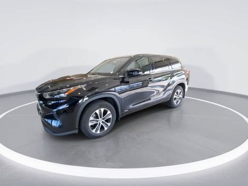 Used 2022 Toyota Highlander XLE AWD/4WD image 4