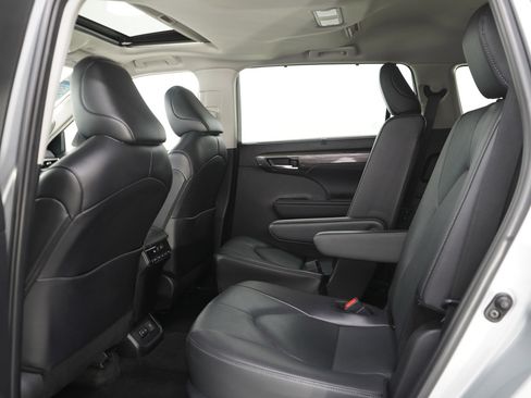 Used 2024 Toyota Highlander Limited AWD/4WD image 16