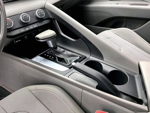Used 2024 Hyundai Elantra SE image 15