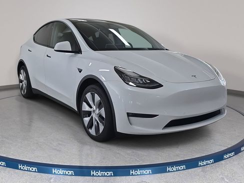 Used 2022 Tesla Model Y Long Range image 4