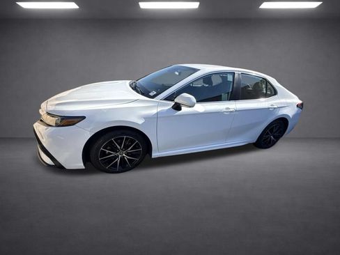 Used 2024 Toyota Camry SE FWD image 3