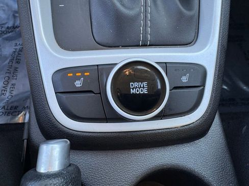 Used 2023 Hyundai Venue Limited image 29