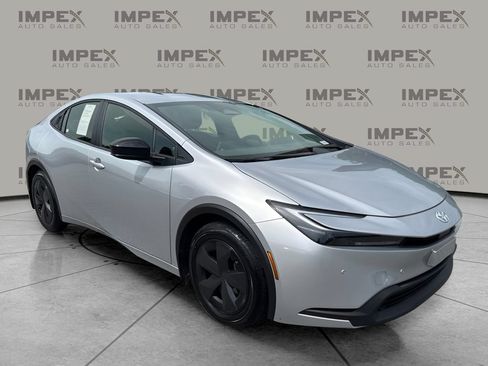 Used 2026 Toyota Prius LE FWD image 4