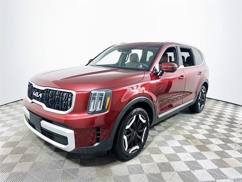 Used 2024 Kia Telluride EX w/ EX Captain's Chair Package image 7