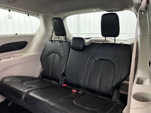 Used 2022 Chrysler Pacifica Touring-L FWD image 30
