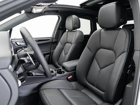 Certified 2025 Porsche Macan image 5