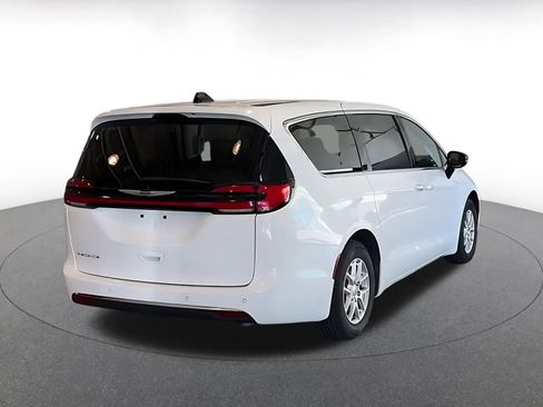 Used 2025 Chrysler Pacifica Select image 14