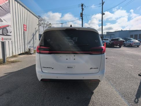 Used 2024 Chrysler Pacifica Premium FWD image 7