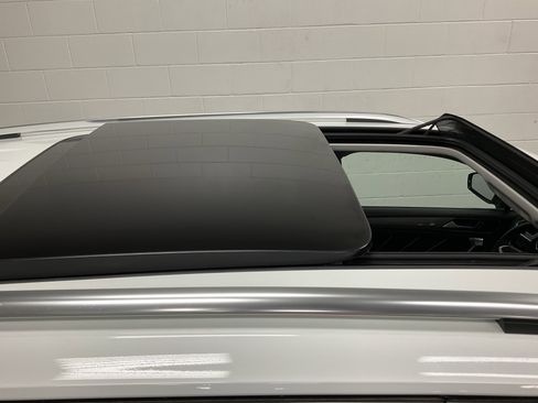 Certified 2022 Volkswagen Tiguan SE w/ Panoramic Sunroof Package image 5
