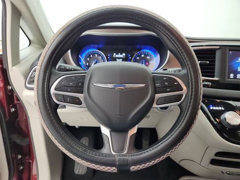 Used 2021 Chrysler Voyager L image 9
