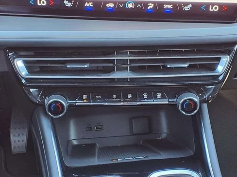 Used 2025 Chevrolet Traverse LT image 14