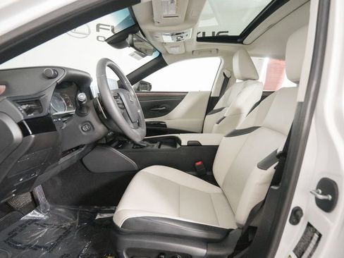 Certified 2023 Lexus ES 300h w/ Premium Package image 9