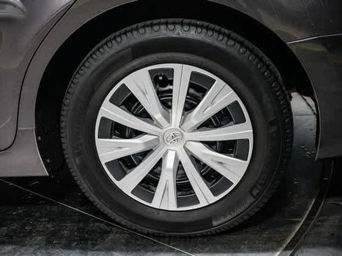 Used 2021 Toyota Camry LE image 10