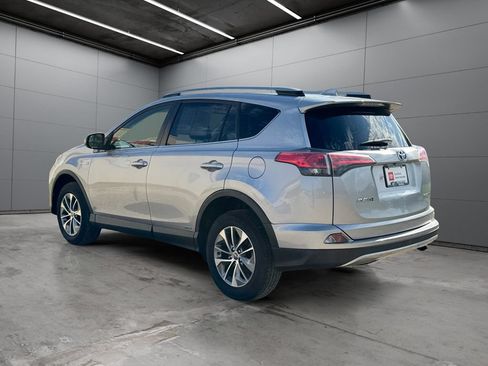 Used 2018 Toyota RAV4 LE AWD/4WD image 3