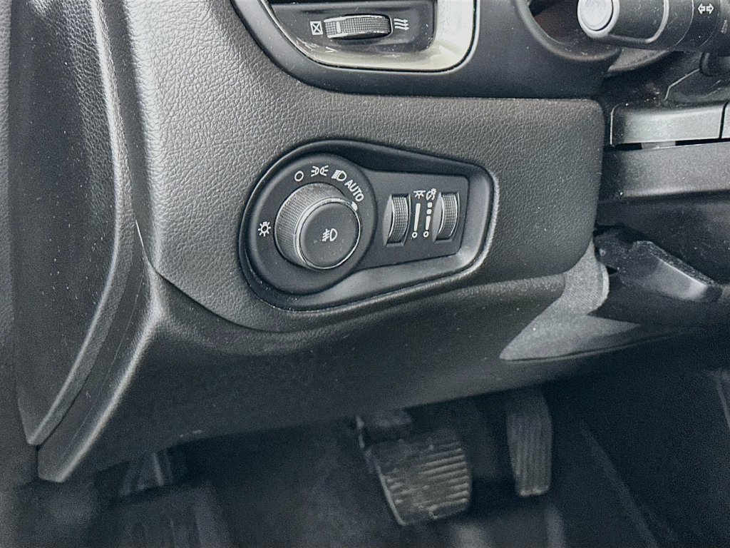 Certified 2023 Jeep Renegade Latitude w/ Premium Group AWD/4WD image 18