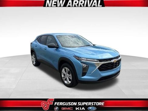 Used 2025 Chevrolet Trax LS FWD image 1