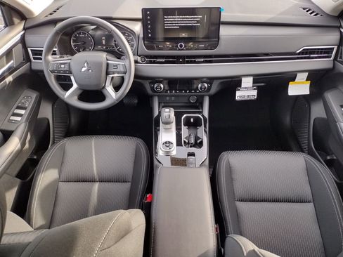 New 2026 Mitsubishi Outlander ES image 2